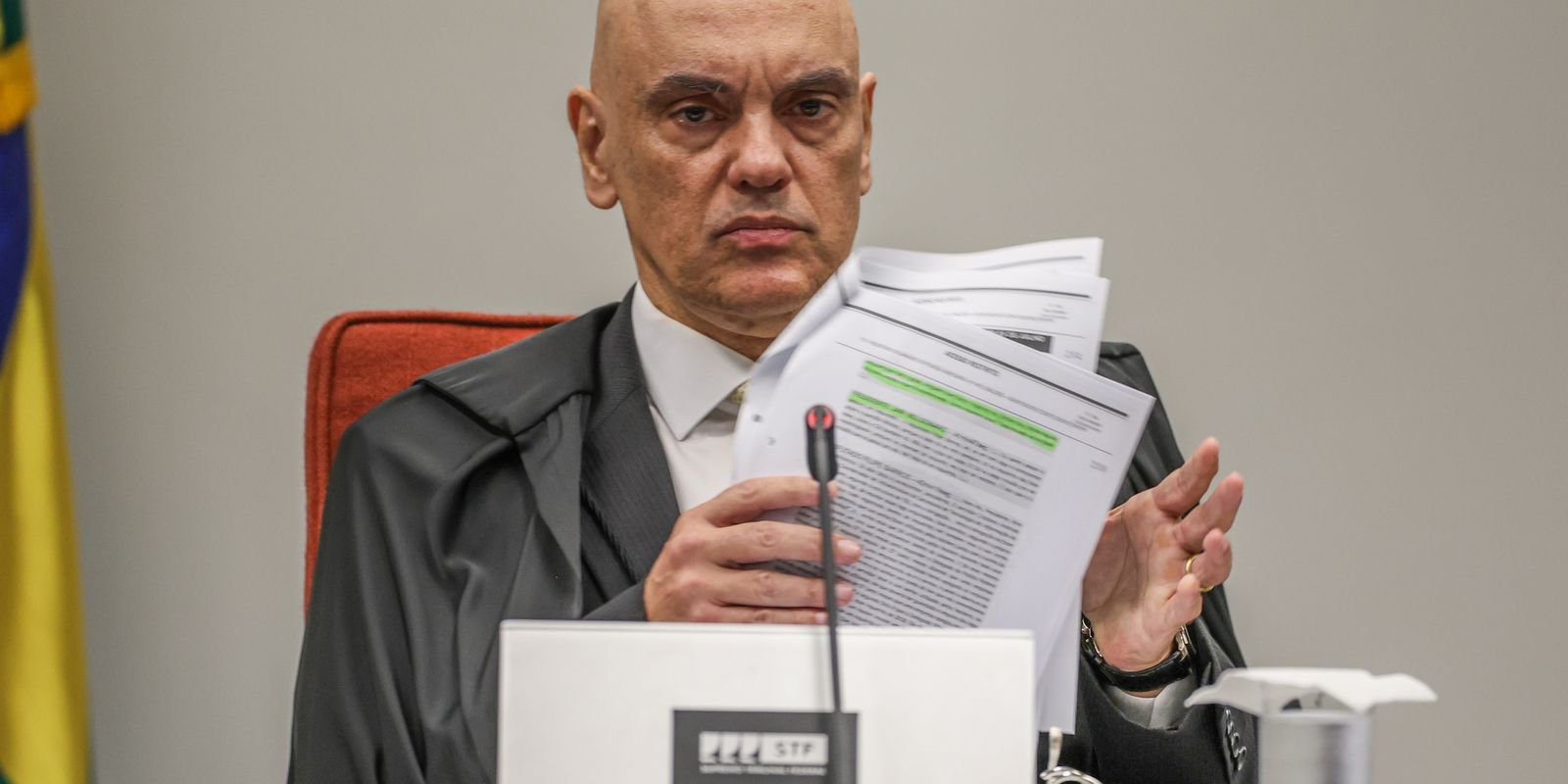 Eduardo aumenta ilícitos após tornozeleira em Bolsonaro, diz Moraes