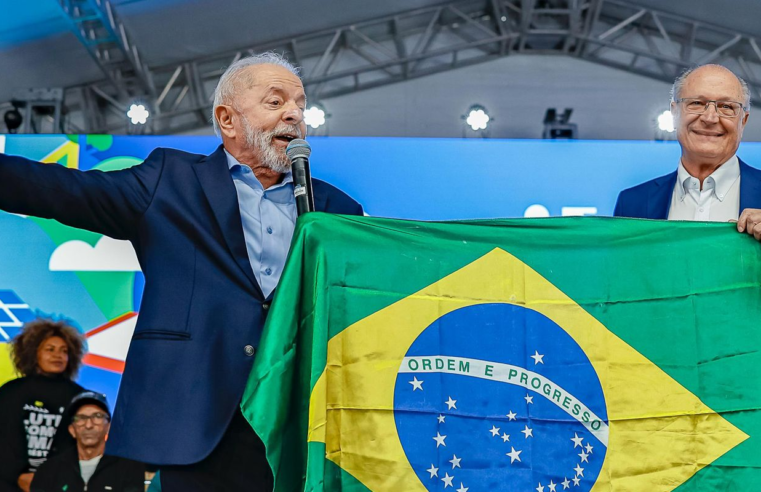 Lula chama Trump "para conversar" e reafirma que Brasil tenta negociar