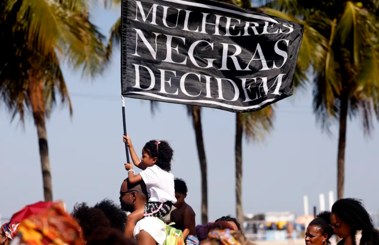 Mulheres negras promovem ato político por justiça social em Copacabana