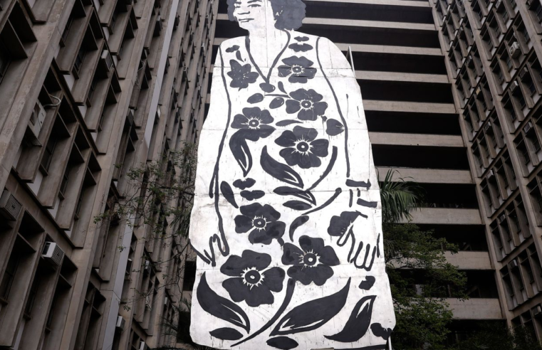 Escultura de Marielle Franco com 11 metros de altura é exposta no Rio