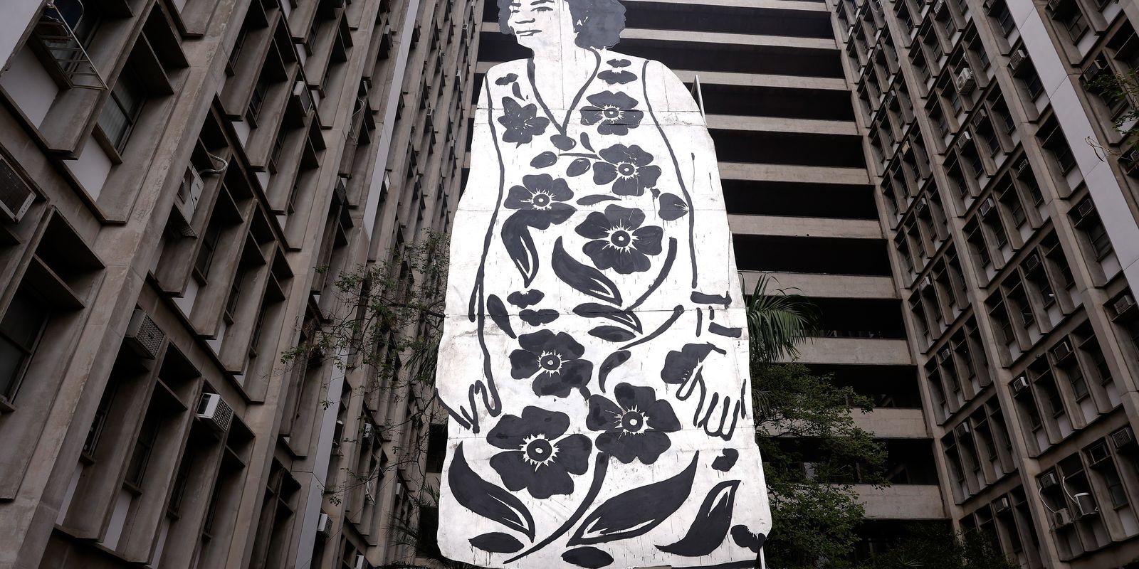 Escultura de Marielle Franco com 11 metros de altura é exposta no Rio