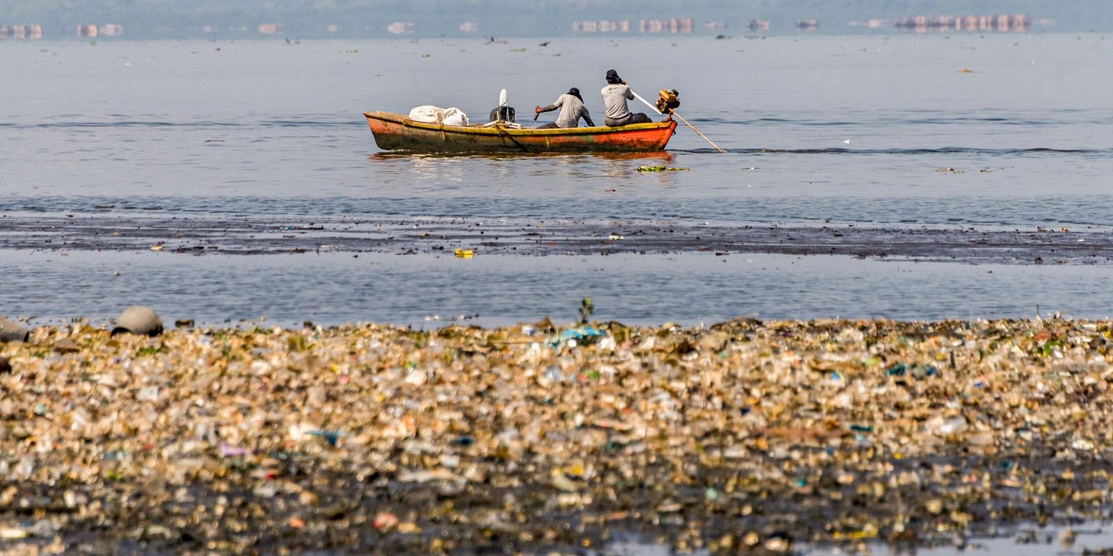 Pescadores tiram 46 toneladas de lixo em baías de Guanabara e Sepetiba