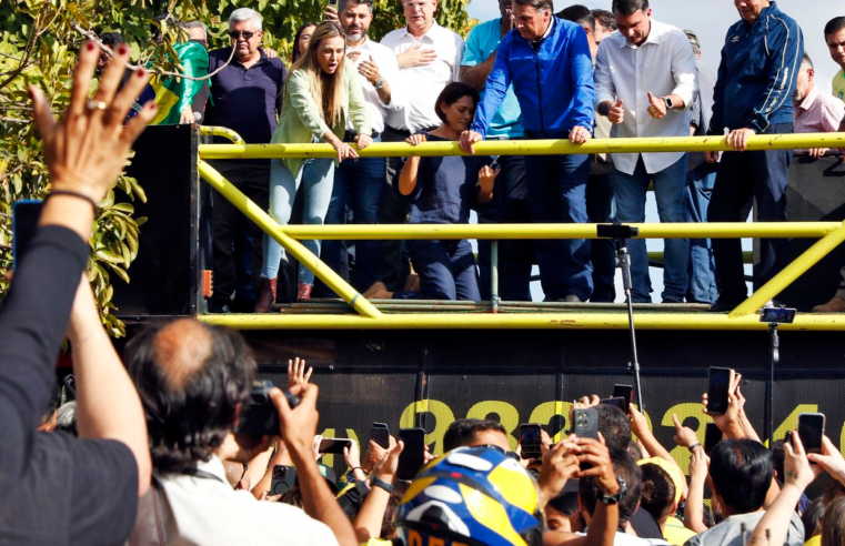 De tornozeleira, Bolsonaro participa de motociata em Brasília