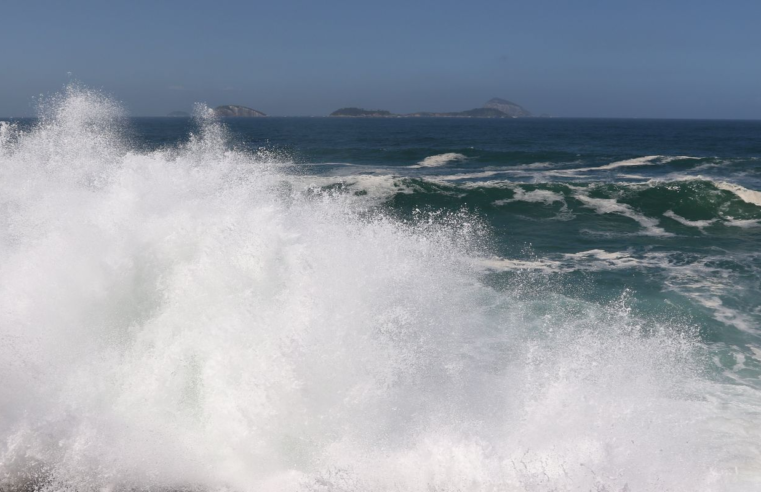 Marinha mantém alerta de ondas fortes no Rio até quinta-feira