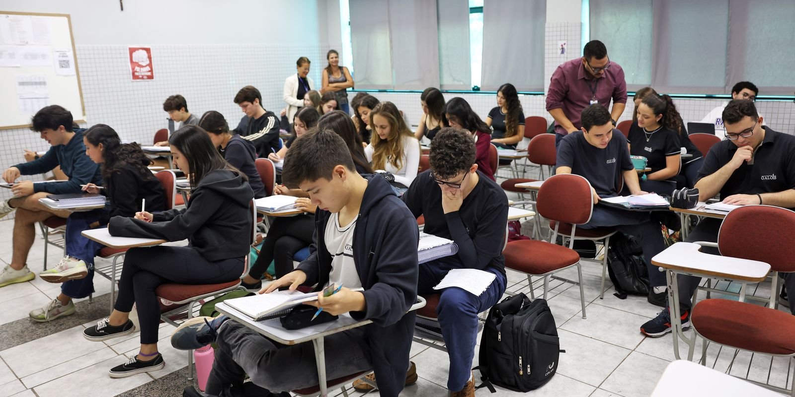 Fies 2025: estudantes devem complementar cadastro até sexta