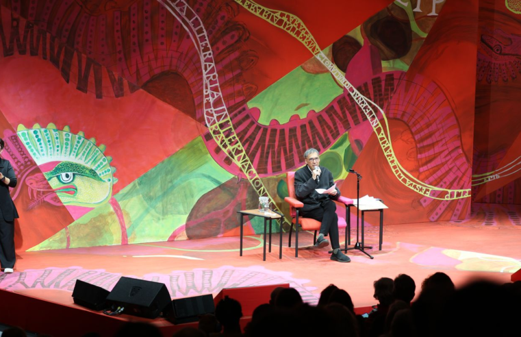 Arnaldo Antunes canta e recita Leminski na abertura da Flip, em Paraty
