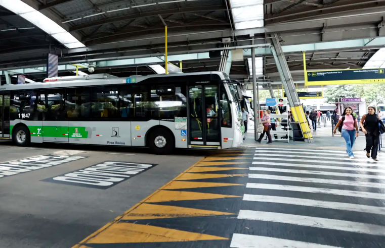 PM combate vandalismo contra ônibus em São Paulo