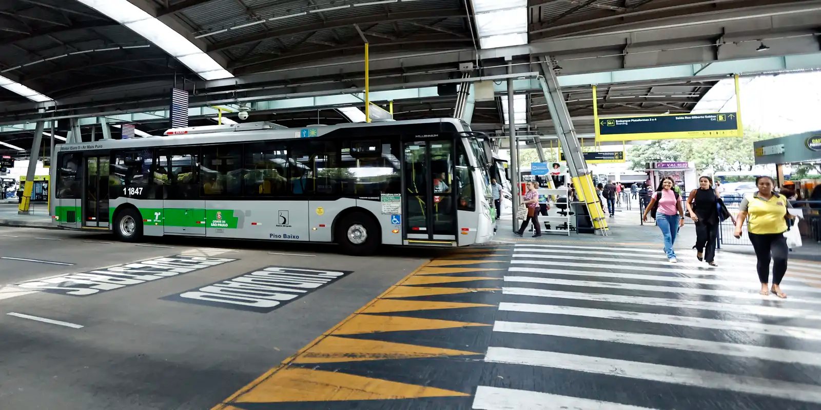 PM combate vandalismo contra ônibus em São Paulo