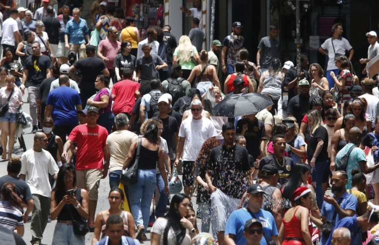 População brasileira chega a 213,4 milhões em julho de 2025