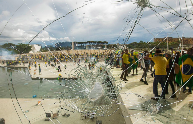 Condenada pelo 8/1 é presa ao chegar no Brasil em voo de deportados