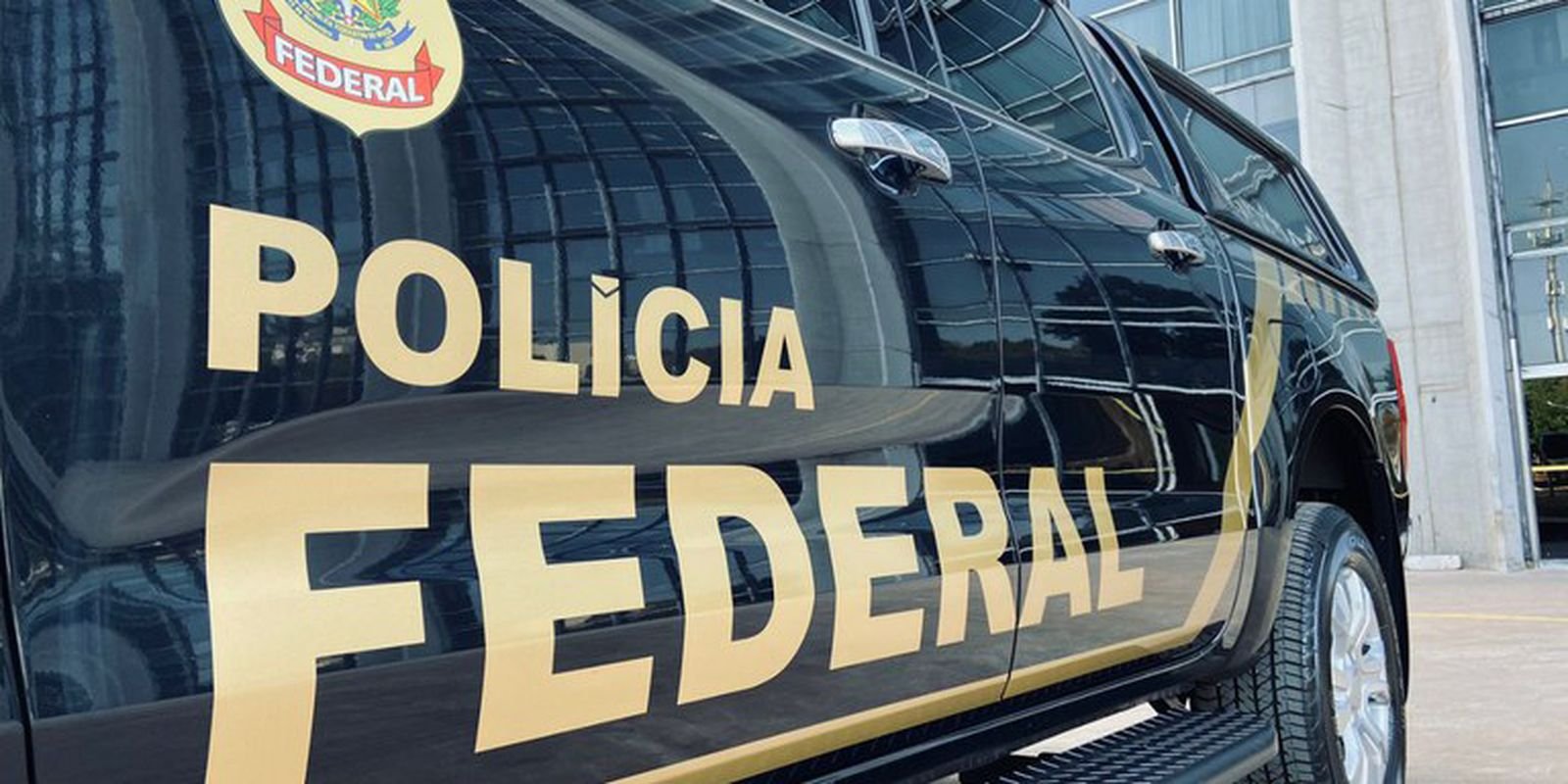 PF faz busca e apreensão de celulares na casa de Bolsonaro