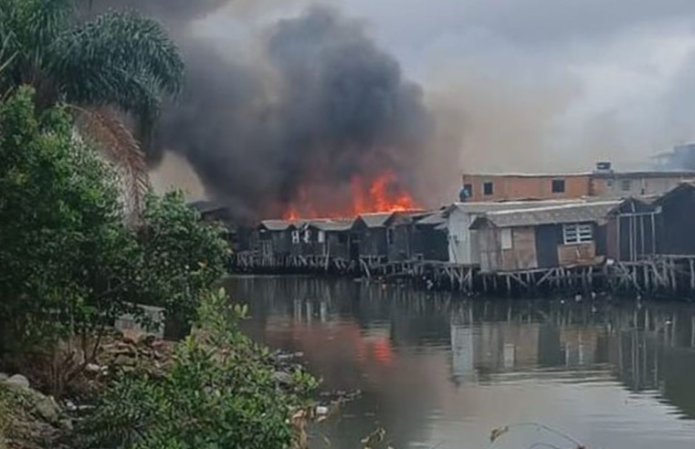Incêndio volta a atingir comunidade em Santos e deixa feridos