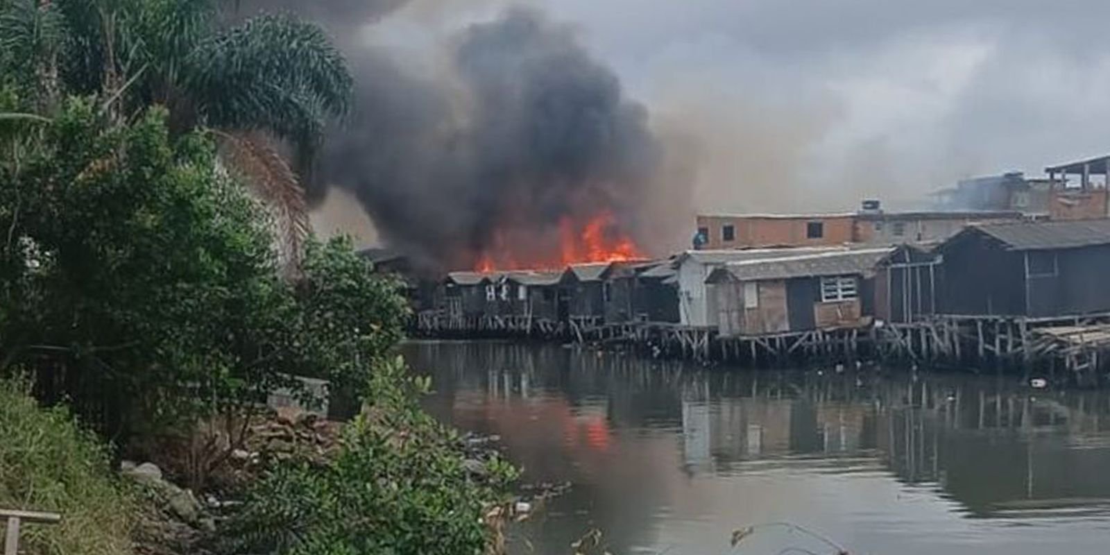 Incêndio volta a atingir comunidade em Santos e deixa feridos