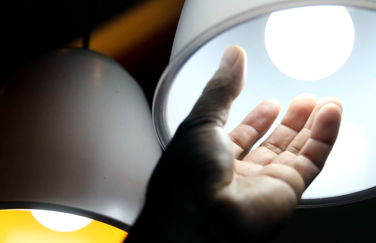 Setembro continua com conta de luz mais cara e bandeira vermelha