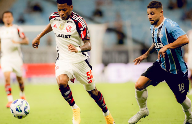 Em momentos distintos, Flamengo e Grêmio se enfrentam no Maracanã