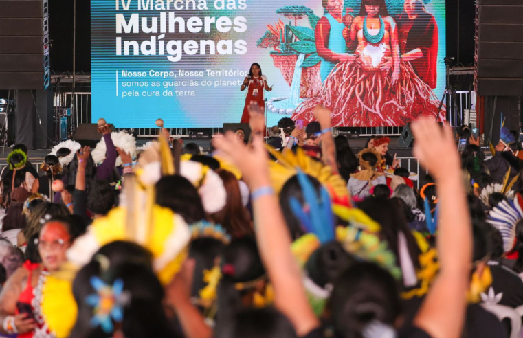 Evento em Brasília reúne 5 mil mulheres indígenas que pedem proteção