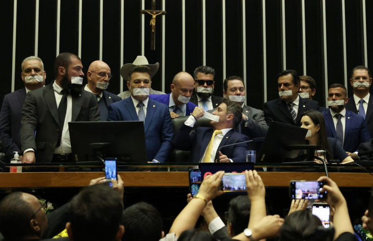 Câmara: base do governo chama ocupação do plenário de "chantagem"