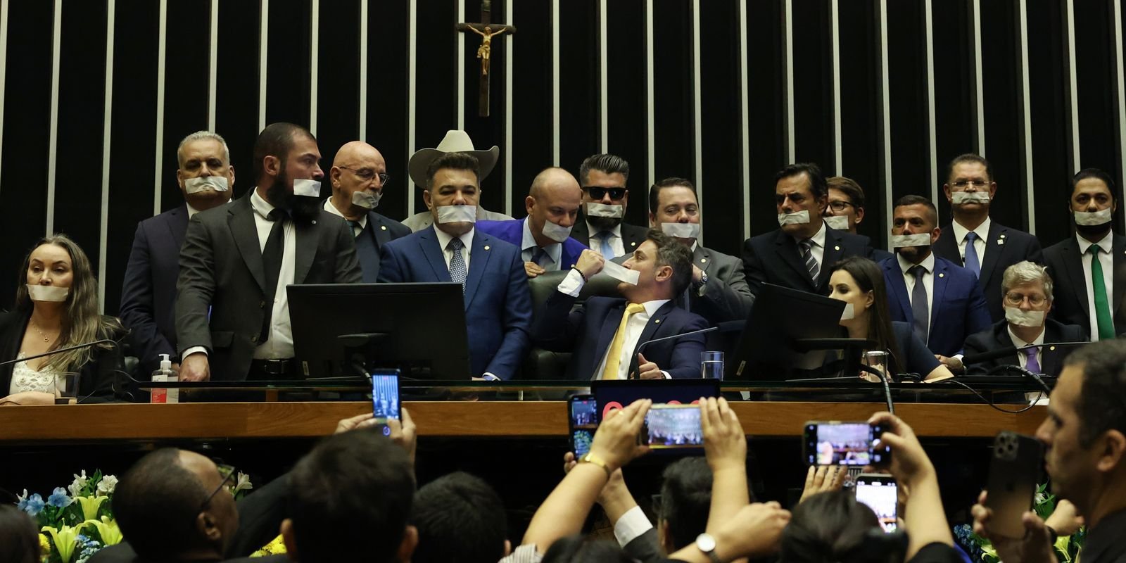 Câmara: base do governo chama ocupação do plenário de "chantagem"
