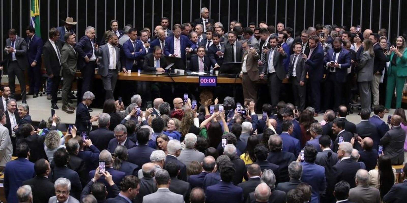 Após ocupação de Plenário, Hugo Motta abre sessão e pede respeito