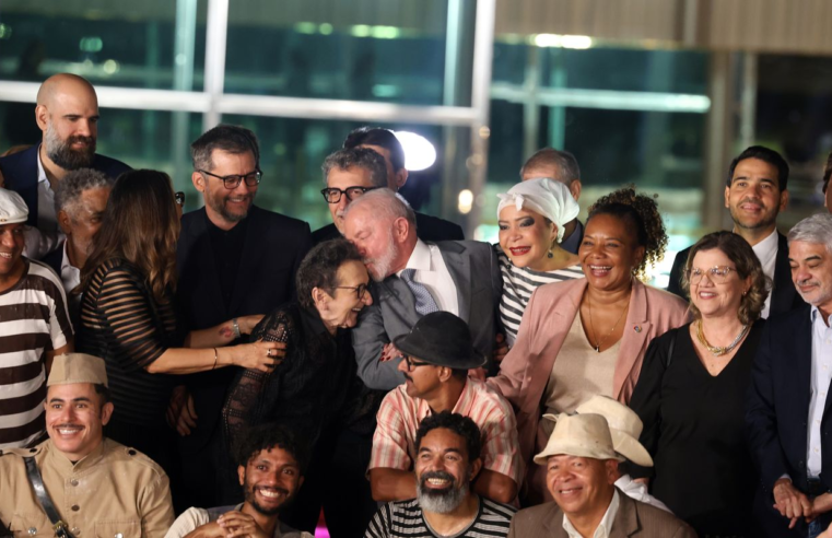 Lula recebe equipe de O Agente Secreto e destaca papel da cultura