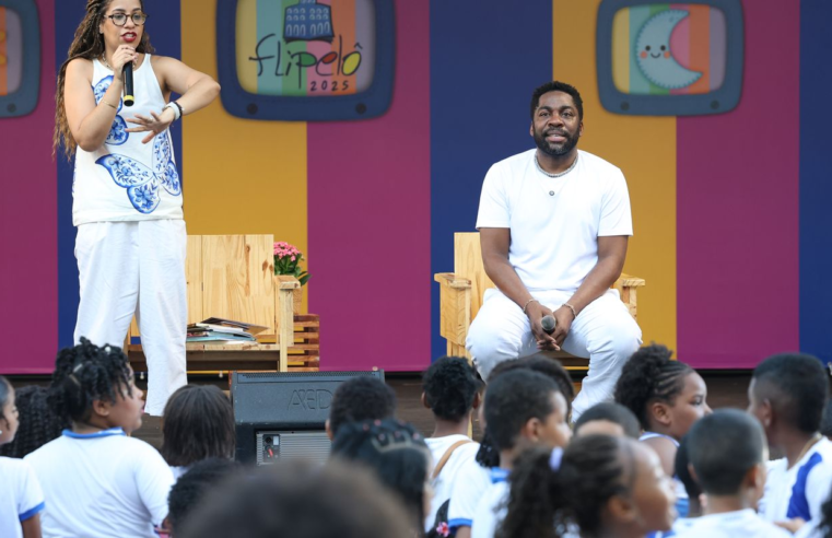 Jovens e crianças se juntam na Flipelô para conversar com Lázaro Ramos