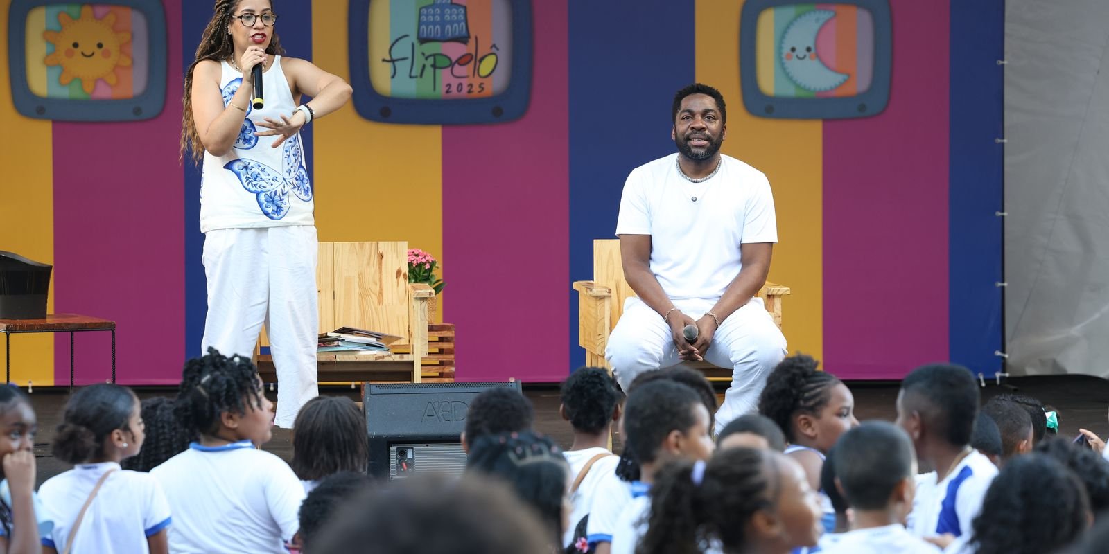 Jovens e crianças se juntam na Flipelô para conversar com Lázaro Ramos