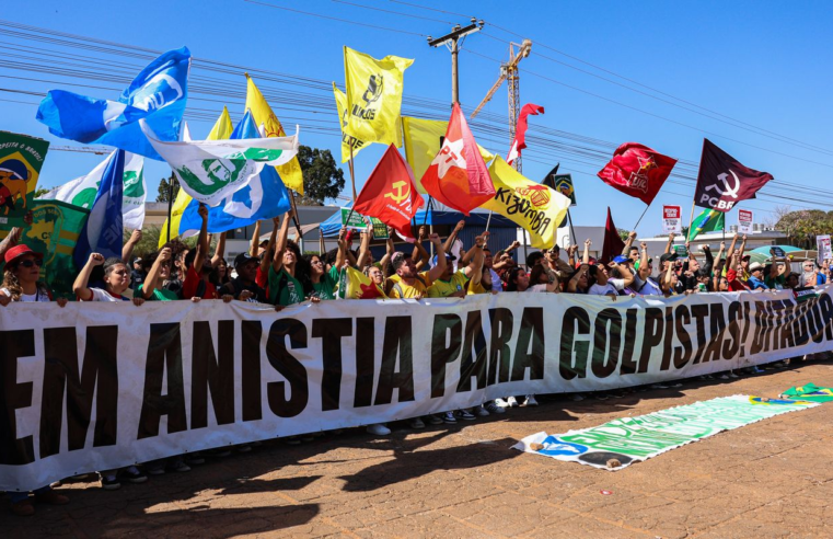 Manifestantes queimam bandeira dos EUA e boneco de Trump em embaixada