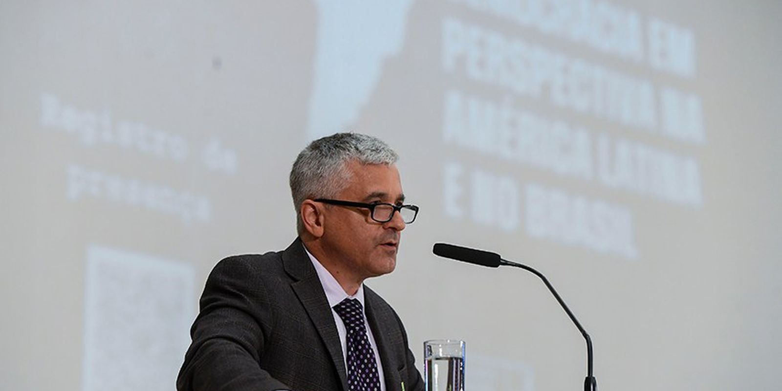 Brasil defendeu democracia melhor que EUA, diz professor de Harvard