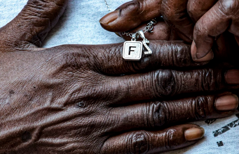 “Parecia um hospital de guerra”, lembra mãe de jovem morto em chacina