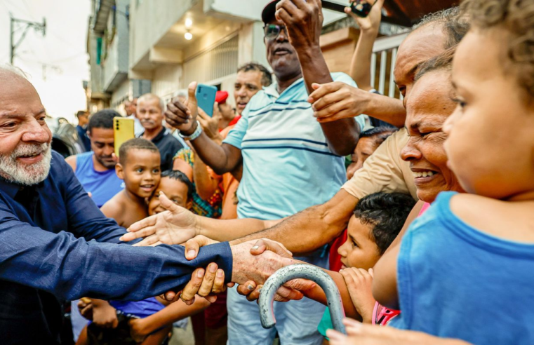 Lula entrega 599 títulos de terra em antiga área de palafitas em PE 