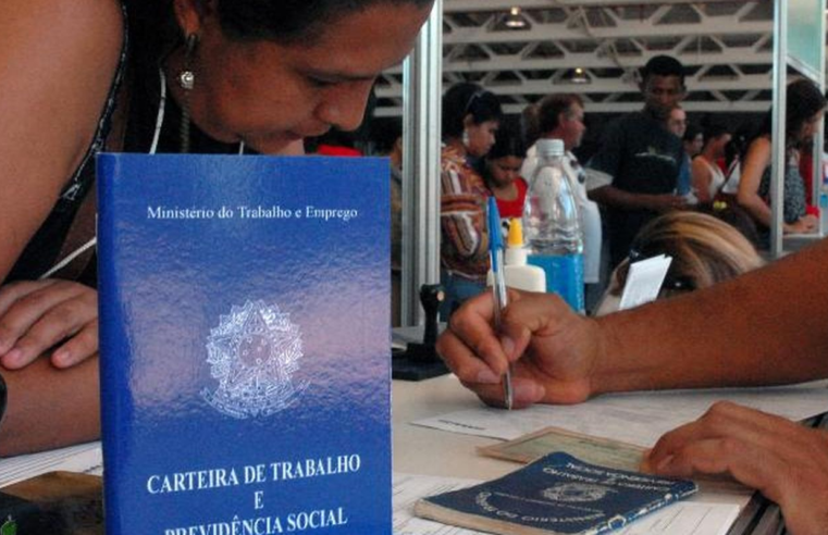 Número de pessoas em busca de emprego cai 21% no segundo trimestre