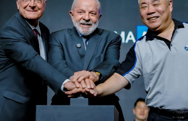 Em inauguração de montadora, Lula defende relação comercial com China