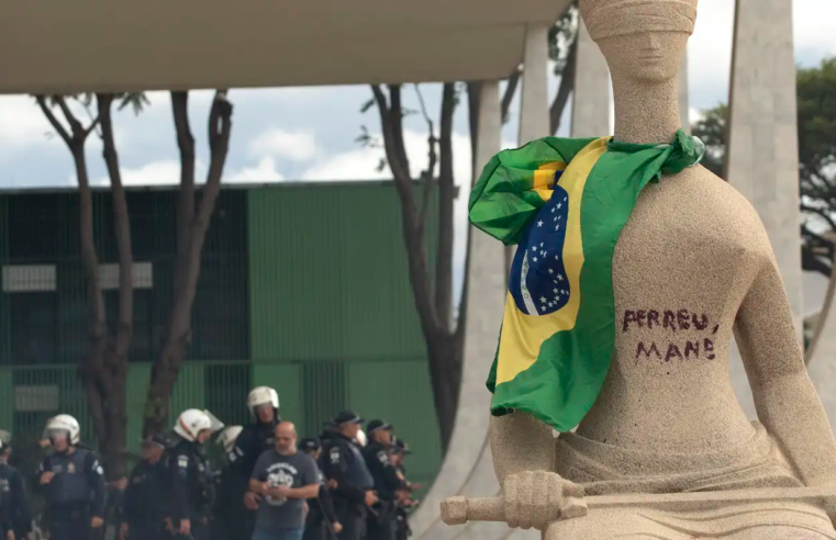 Moraes mantém condenação de mulher que pichou estátua no 8 de janeiro