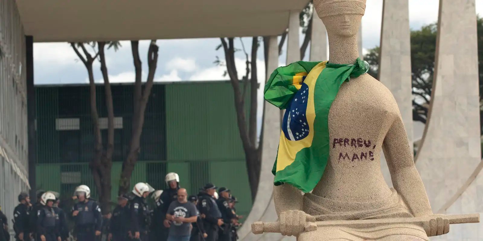 Moraes mantém condenação de mulher que pichou estátua no 8 de janeiro