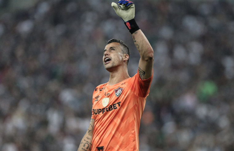 Fábio vira jogador com mais partidas disputadas no futebol mundial