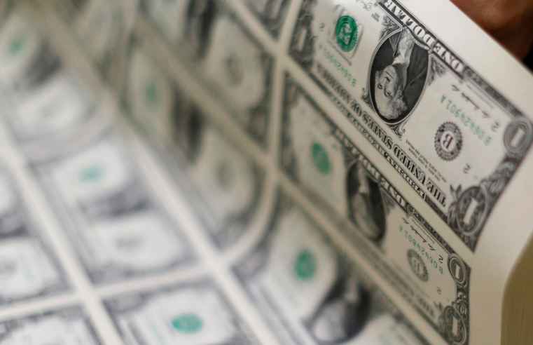 Dólar cai para R$ 5,47 um dia após estresse com Lei Magnitsky