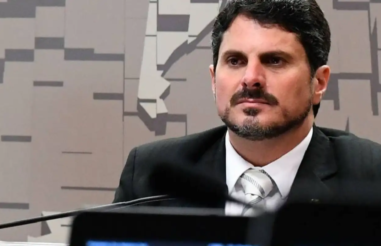 Senador Marcos do Val é levado para colocar tornozeleira eletrônica