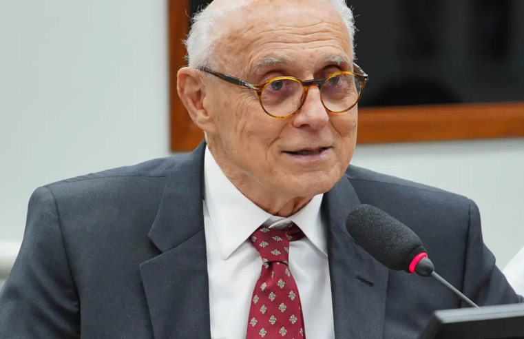 Suplicy passa mal e é internado em Niterói