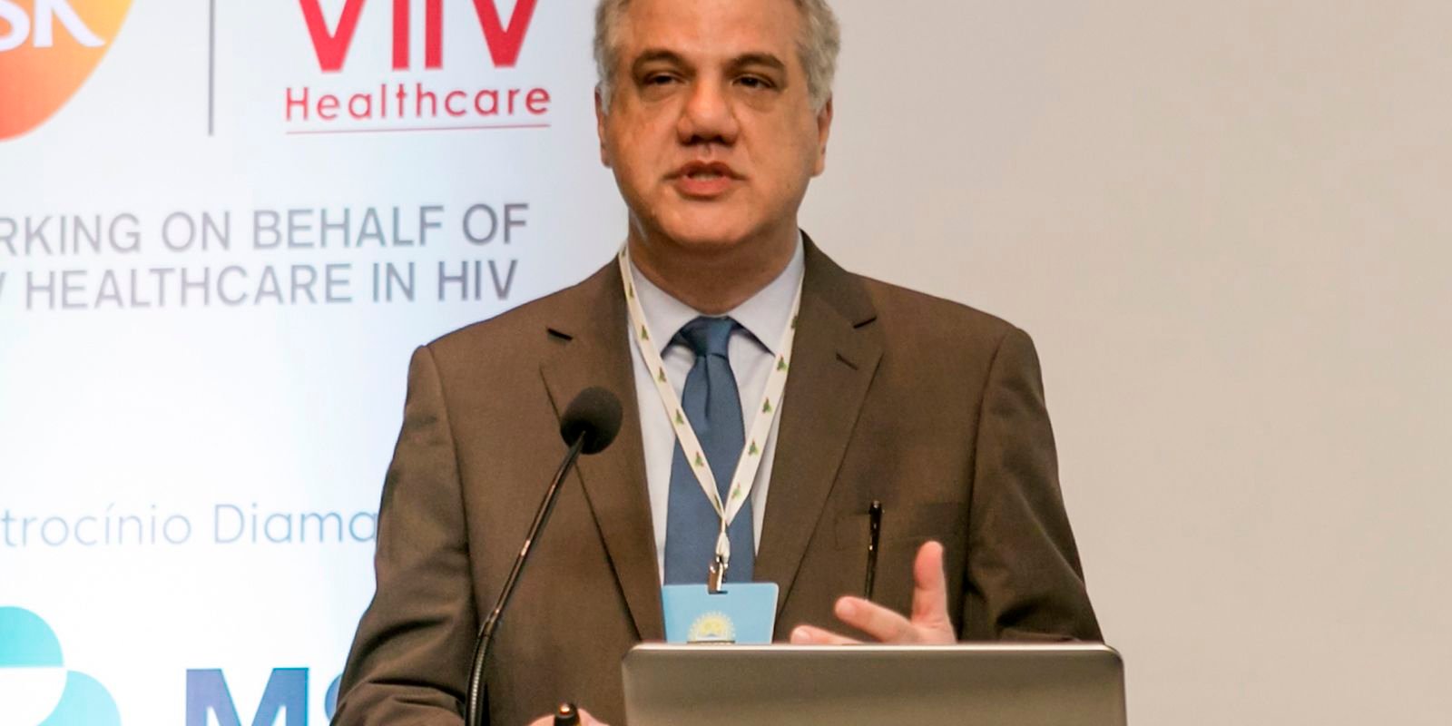 Covid-19 continua acontecendo, alerta infectologista