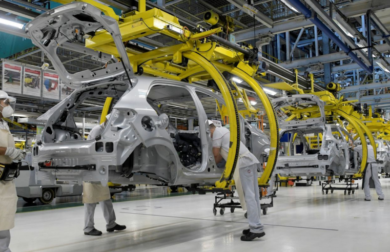 Produção industrial recua 0,2% em julho e acumula efeitos do juro alto