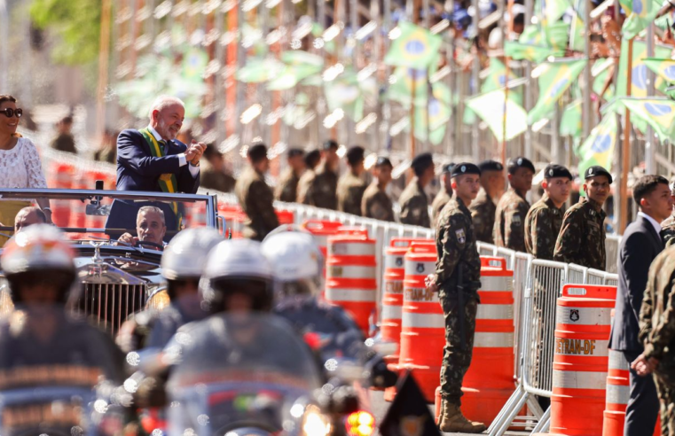 Lula e ministros acompanham desfile; público entoa "sem anistia"