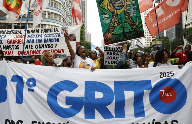 Desfile e protesto tomam as ruas do centro do Rio de Janeiro
