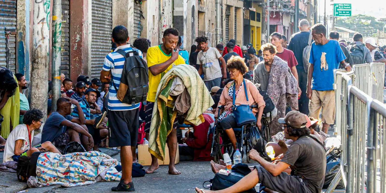 Caminhos da Reportagem mostra conflitos na Cracolândia em São Paulo