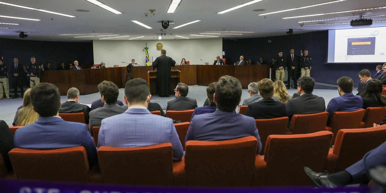 Com voto de Moraes, STF retoma nesta terça julgamento de Bolsonaro