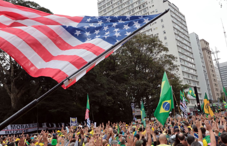 Bandeira dos EUA é "novo símbolo da direita brasileira", diz NYT