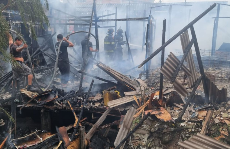 Mais de 15 moradias são atingidas por incêndio em Cubatão (SP)