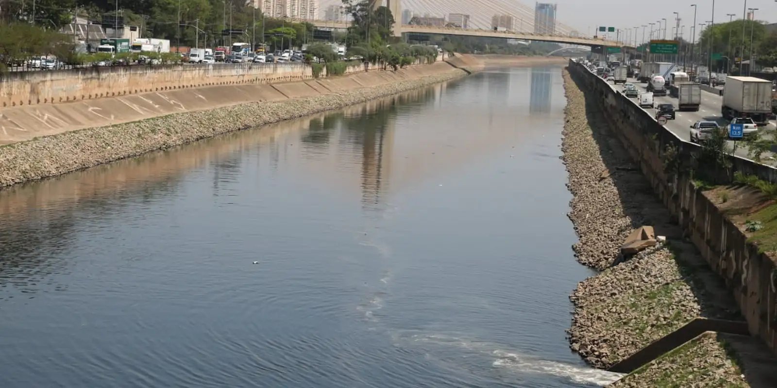 Rio Tietê continua vulnerável apesar de redução da mancha de poluição