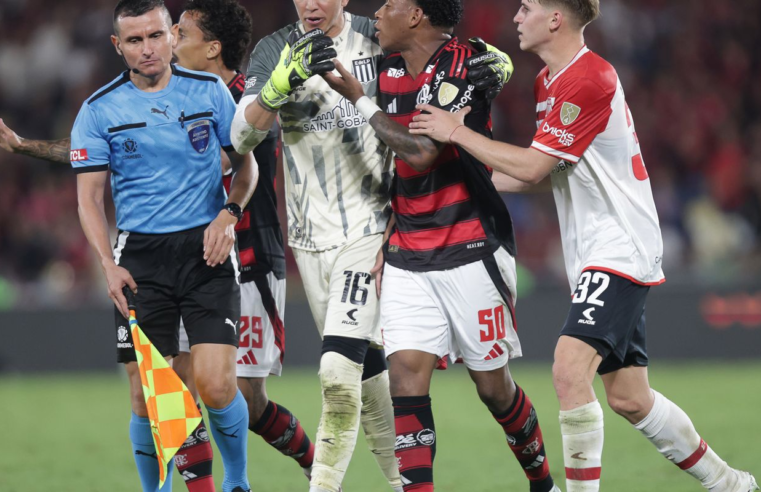 Conmebol anula 2º amarelo e libera Plata para defender o Flamengo