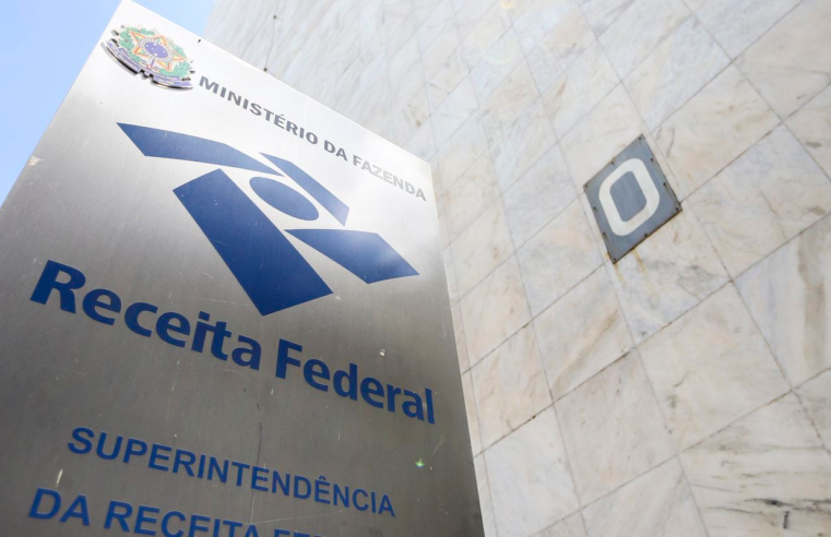 Receita apreende em dois navios no Rio carga de combustível irregular