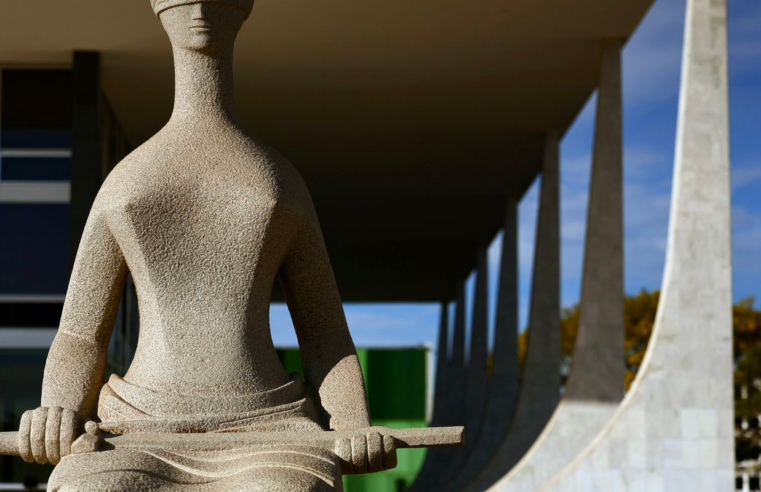 Advogado diz que fará "defesa verdadeira" e que Bolsonaro não está bem